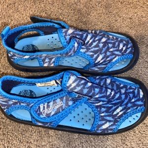 Boys Oshkosh sandals size 10